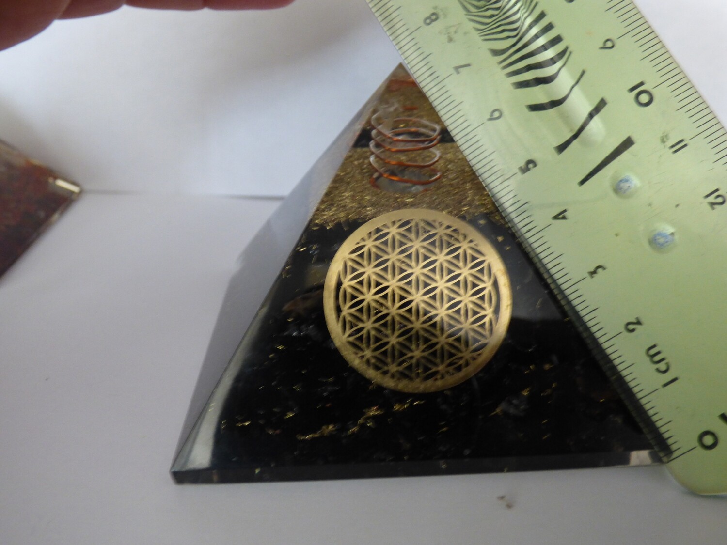 Grand Pyramide d&#39;orgone en tourmaline noire avec symbole de fleur de vie (80 mm/77mm)