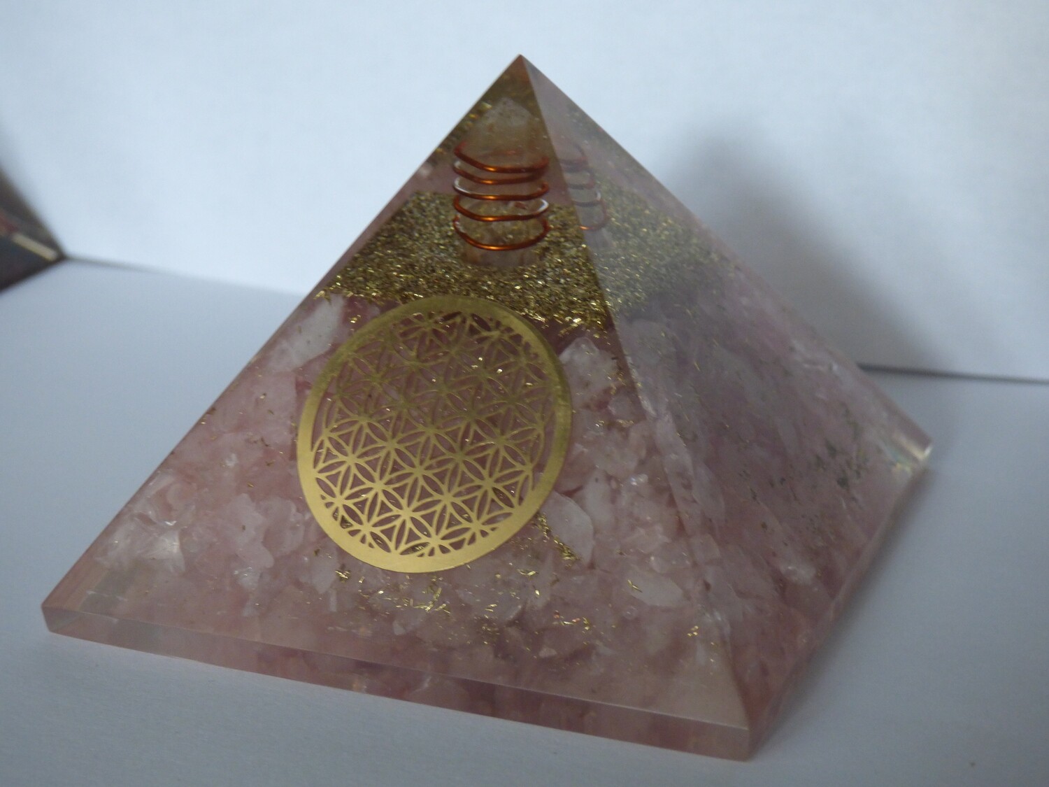 Grand Pyramide d&#39;orgone en cristal de citrine avec symbole de fleur de vie  75mm/71mm