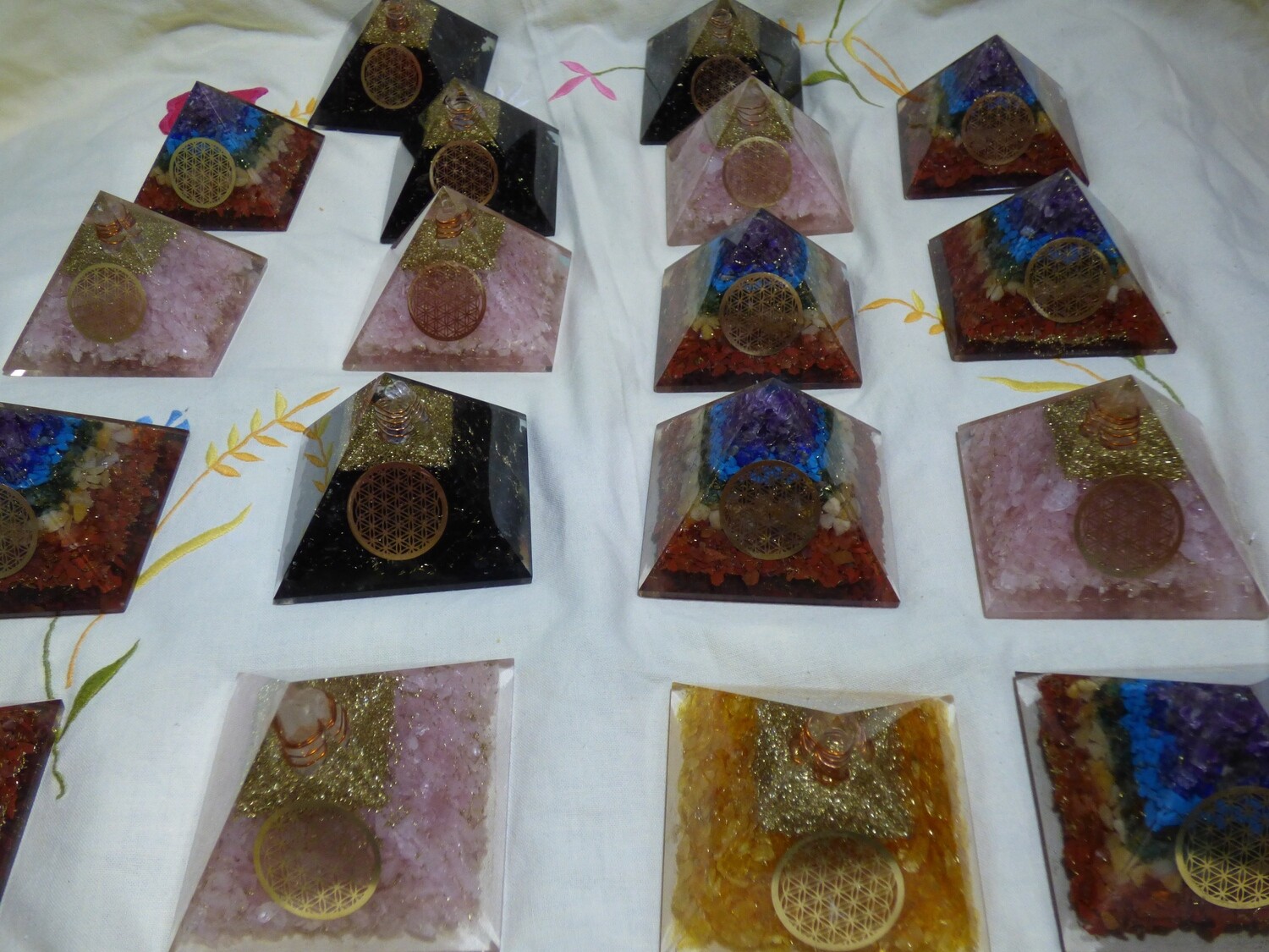 Grand Pyramide d&#39;orgone en cristal de citrine avec symbole de fleur de vie  75mm/71mm