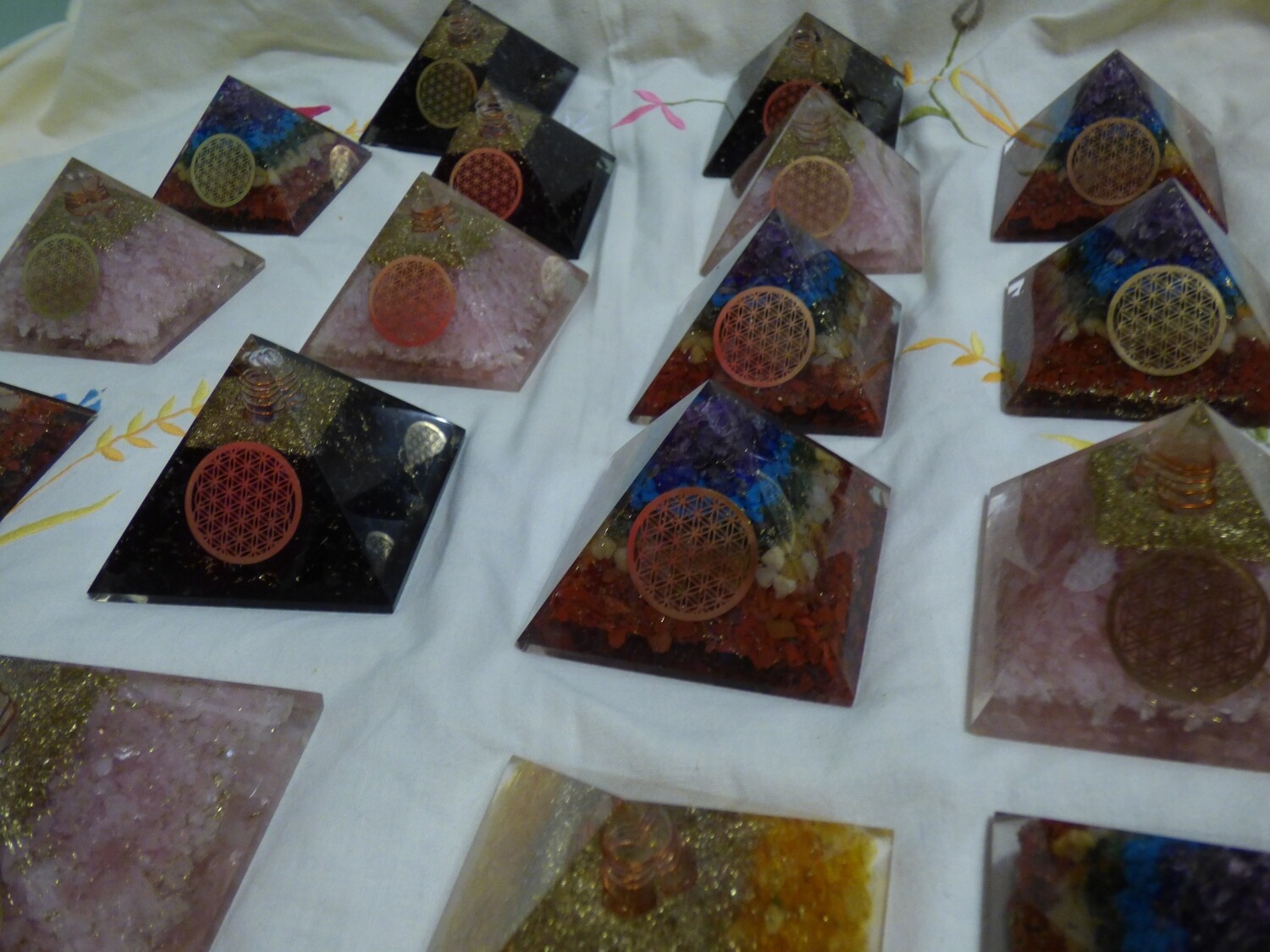 Grand Pyramide d&#39;orgone en tourmaline noire avec symbole de fleur de vie (80 mm/77mm)