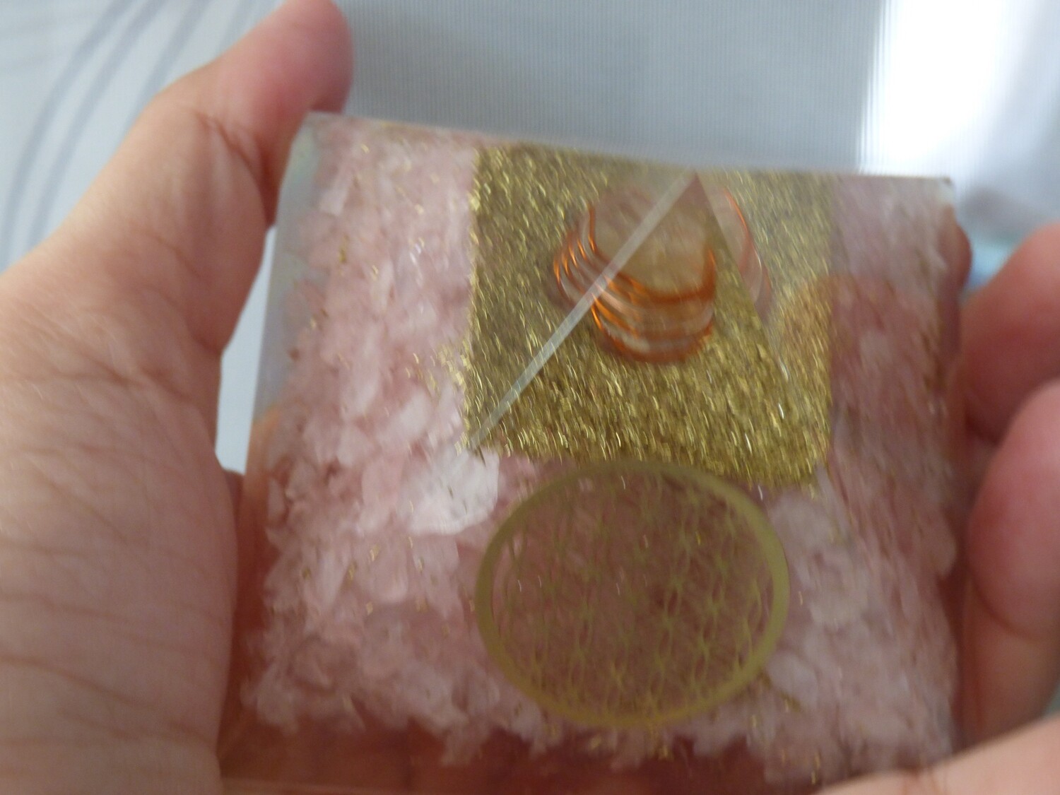 Grand Pyramide d&#39;orgone en cristal de citrine avec symbole de fleur de vie  75mm/71mm