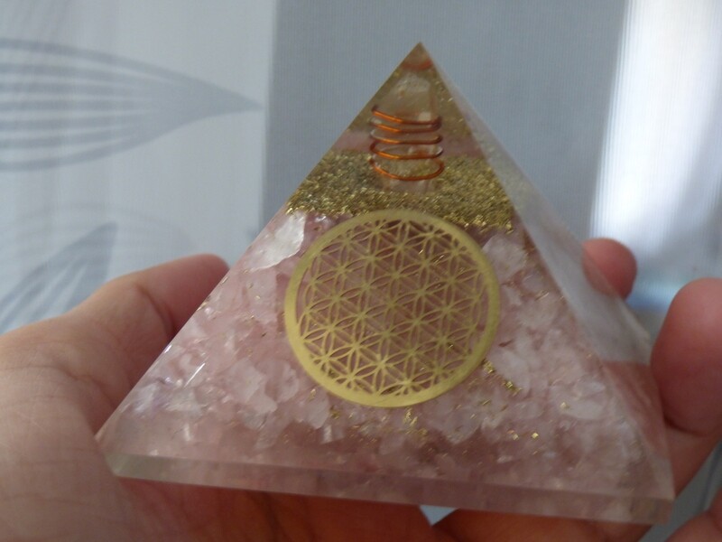 Grand Pyramide d&#39;orgone en cristal de citrine avec symbole de fleur de vie  75mm/71mm