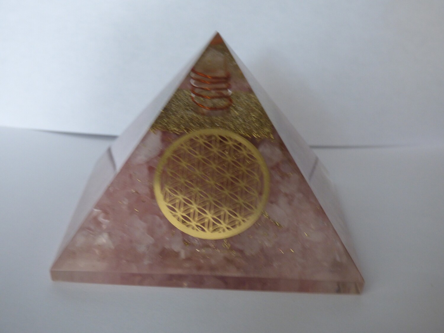 Grand Pyramide d&#39;orgone en cristal de citrine avec symbole de fleur de vie  75mm/71mm