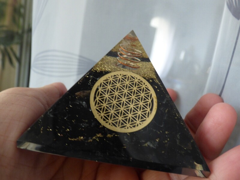Grand Pyramide d&#39;orgone en tourmaline noire avec symbole de fleur de vie (80 mm/77mm)