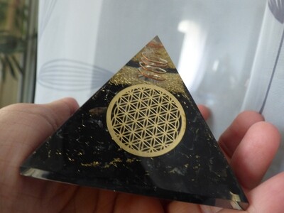 Grand Pyramide d&#39;orgone en tourmaline noire avec symbole de fleur de vie (80 mm/77mm)
