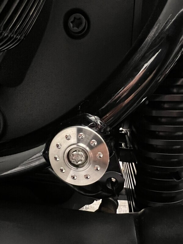 BMW R 18 Rahmenstopfen