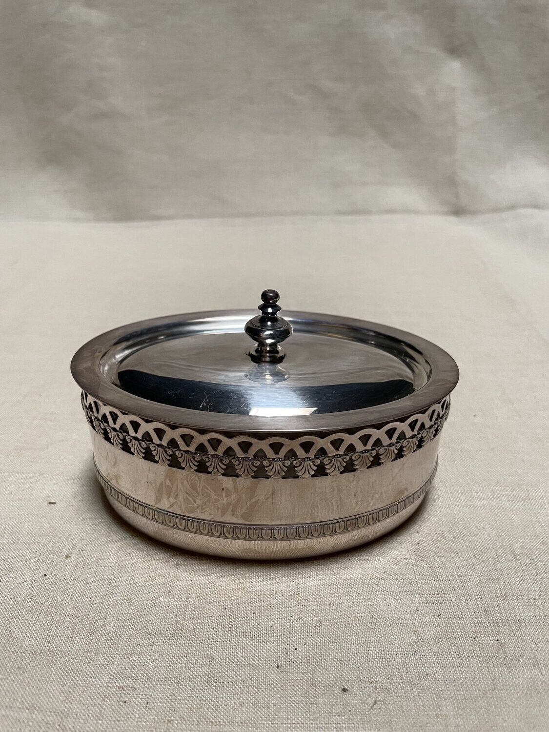 Beurrier  en métal argenté avec intérieur en verre - Hauteur 8 cm et Largeur 12 cm