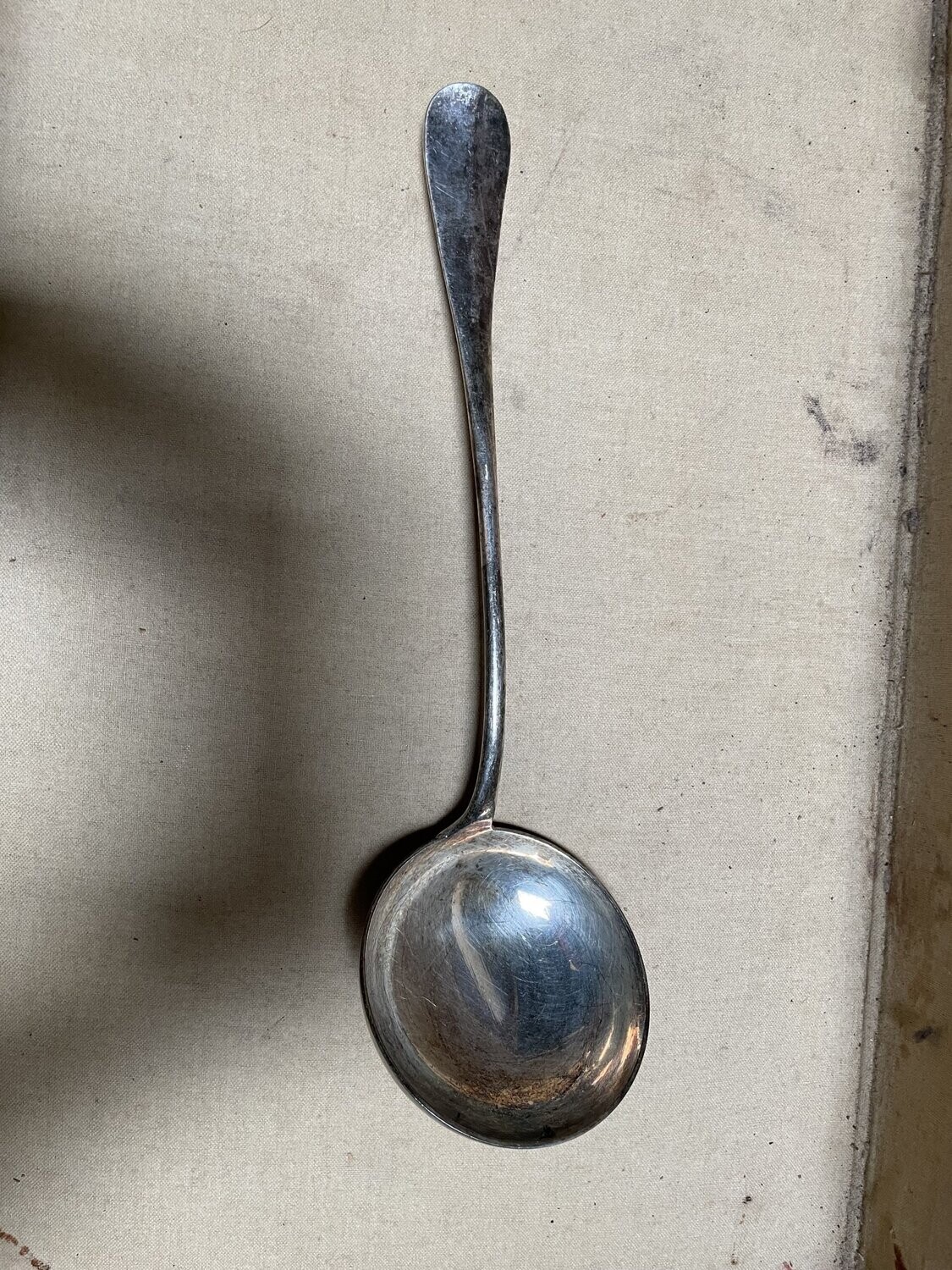 Ménagère Louis XVI contenant une très belle louche monogrammée