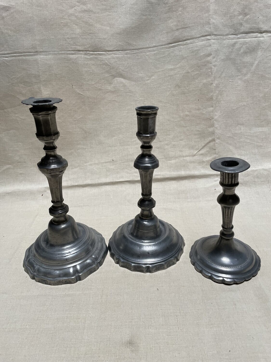 Trois bougeoirs en étain - Hauteur 26.5 cm