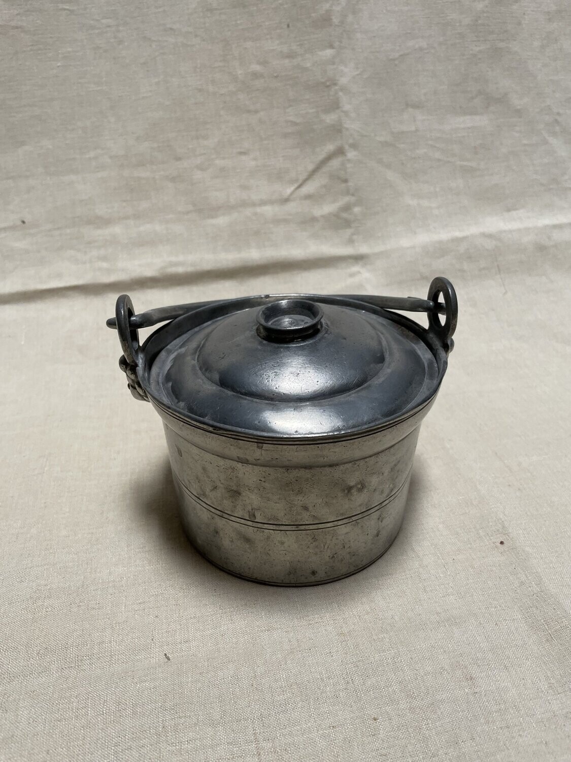 Boite en étain aux anses en visage d'ange - Hauteur 8 cm et Diamètre 13 cm