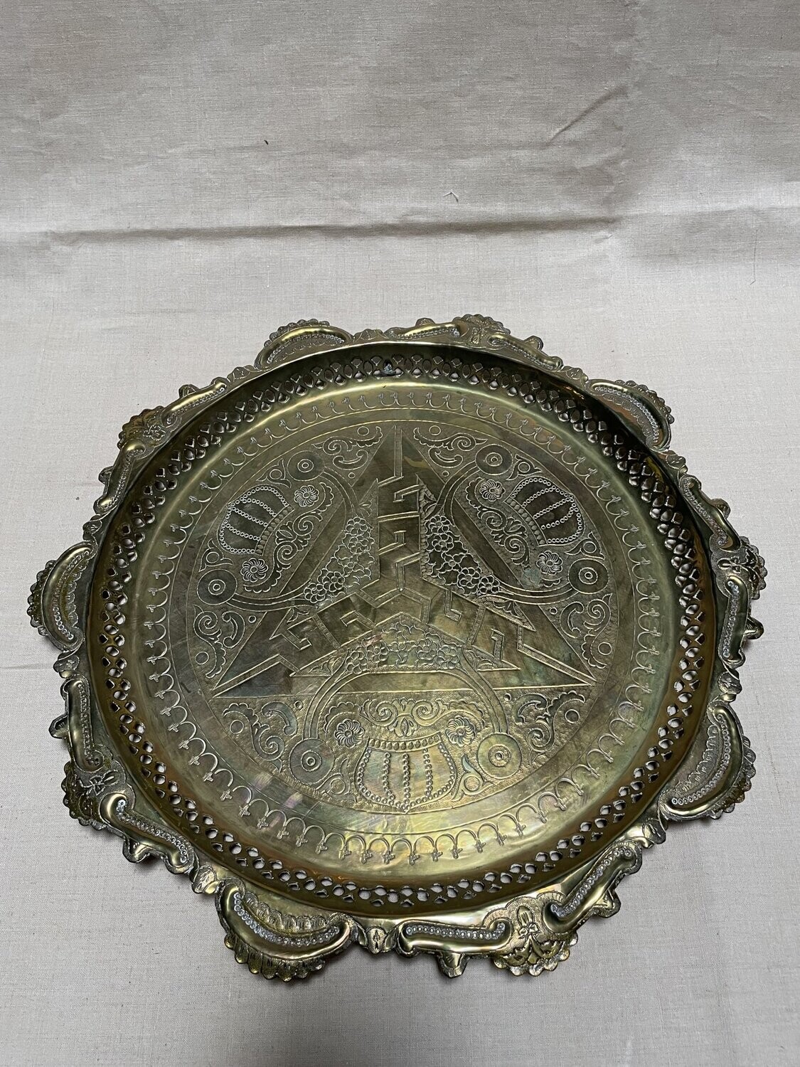 Plateau doré finement ciselé - Diamètre 41 cm