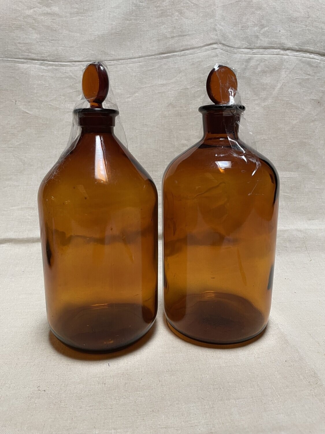Très jolie paire de flacons en verre ambré - Hauteur 23 cm