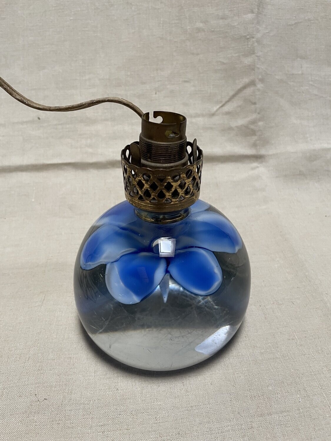 Boule presse papier en verre montée en lampe. Originale et très colorée - Hauteur 15 cm et Diamètre 12 cm