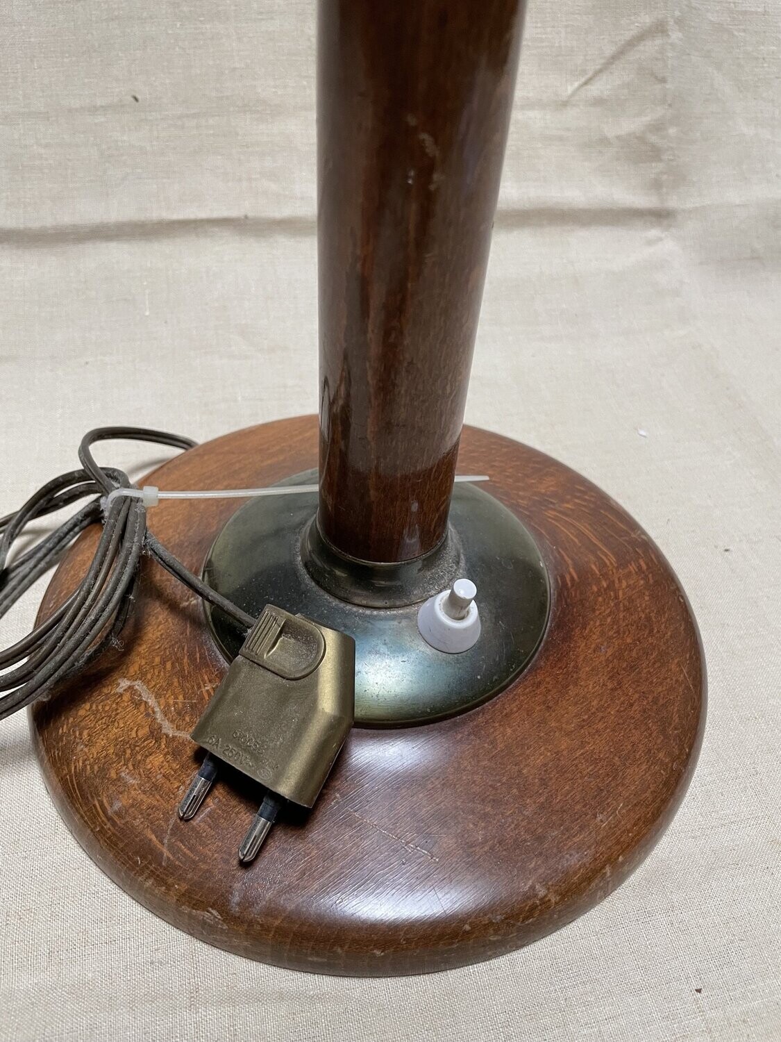 Pied de lampe en bois aux soulignements dorés - Hauteur 47 cm