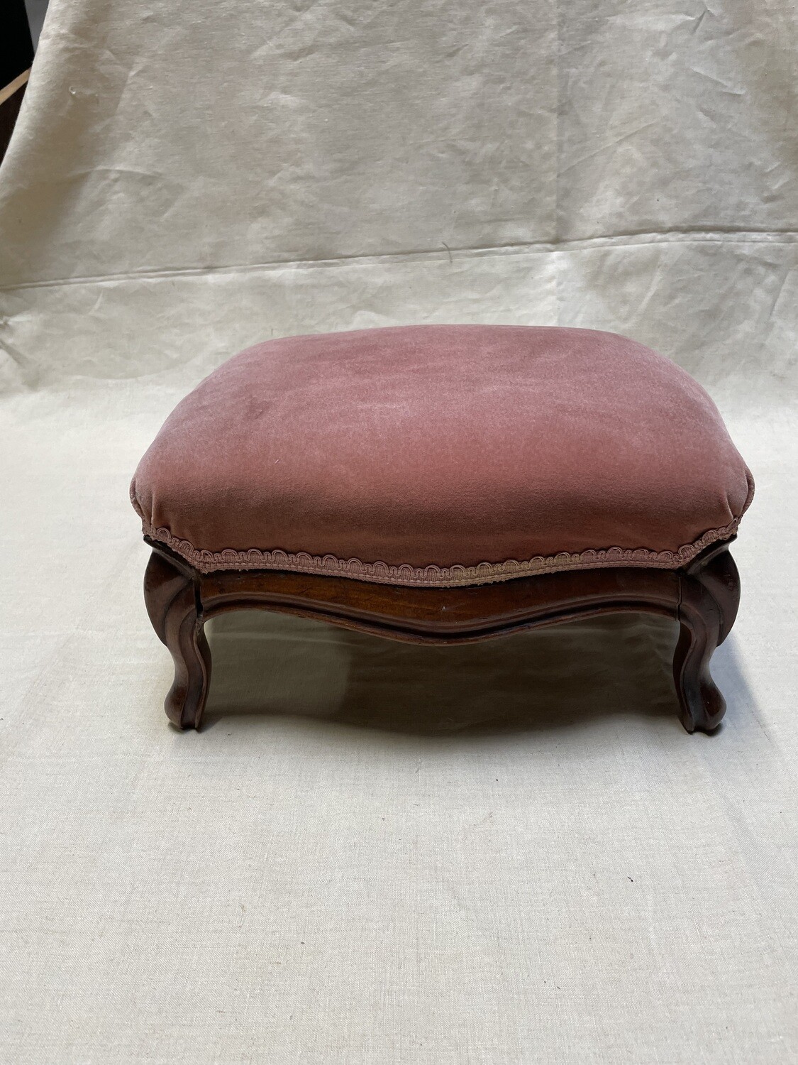 Repose-pied garniture en velours rose H-15cm