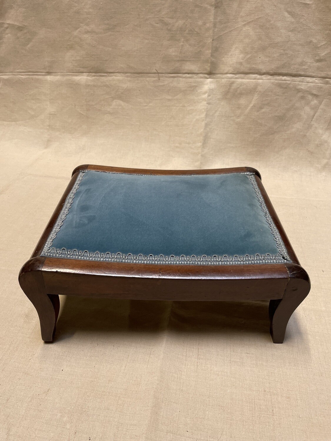 Repose-pied garniture en velours bleu H-11cm