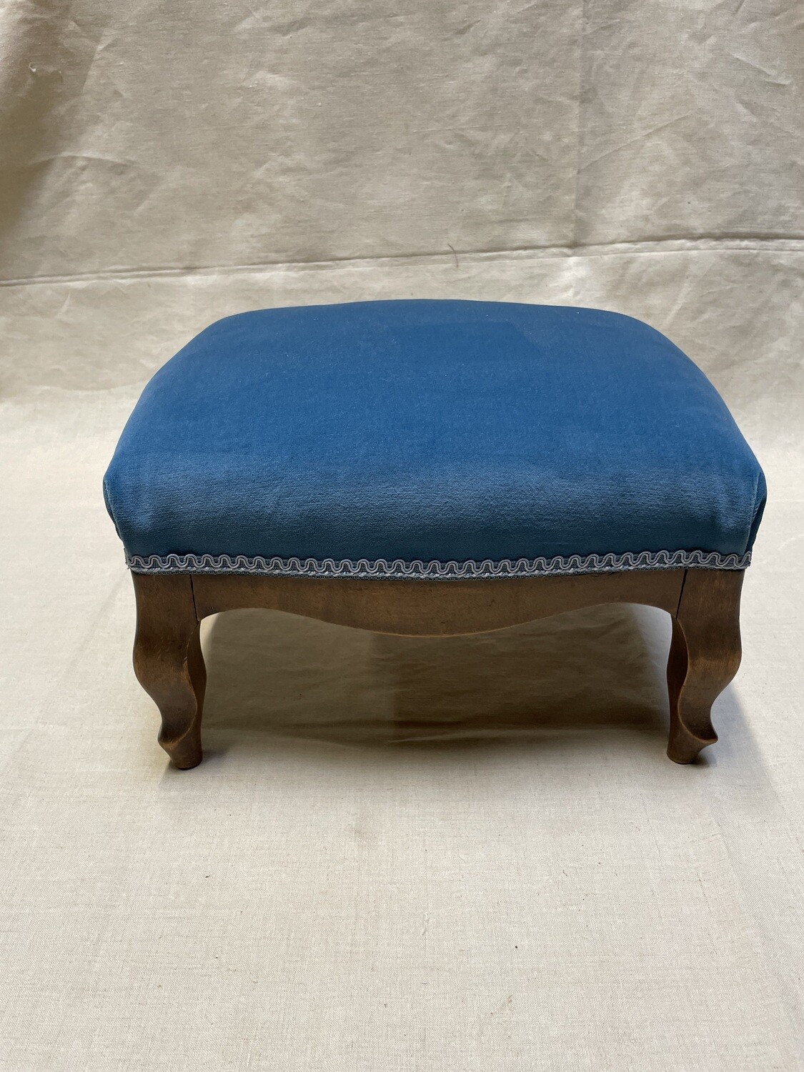 Repose-pied garniture en velours bleu H-18cm