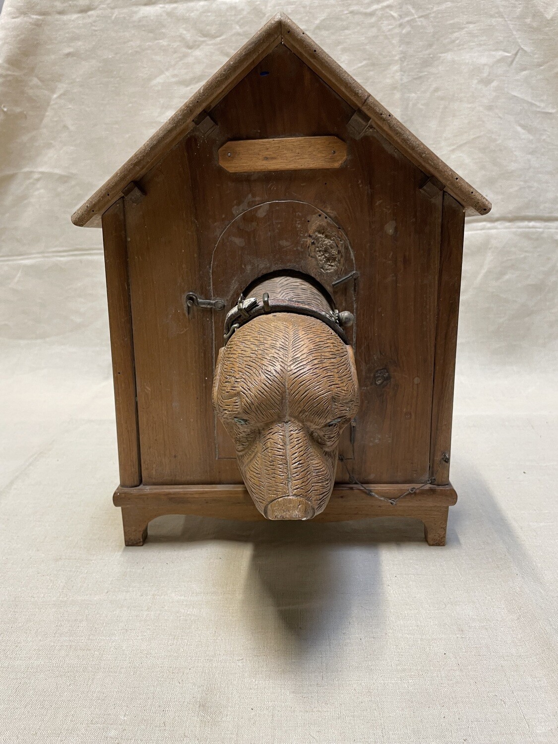 Amusante et ancienne cabane en bois avec une tête de chien - H-34 L-23
