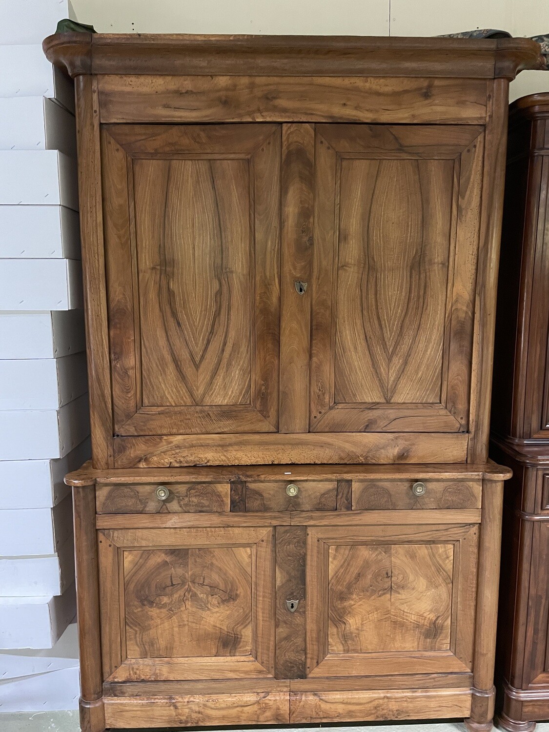 Magnifique buffet deux-corps en noyer ouvrant par deux portes supérieures, trois tiroirs en ceinture et deux vantaux, montants à demi-colonnes,  1850. très bien aménagé - 221 x 140 x 55 cm