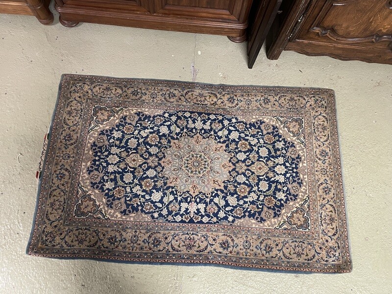 Exceptionnel tapis d'Iran laine et soie à décor floral, signé sur un bord. vers 1900 -  168 x 107 cm.