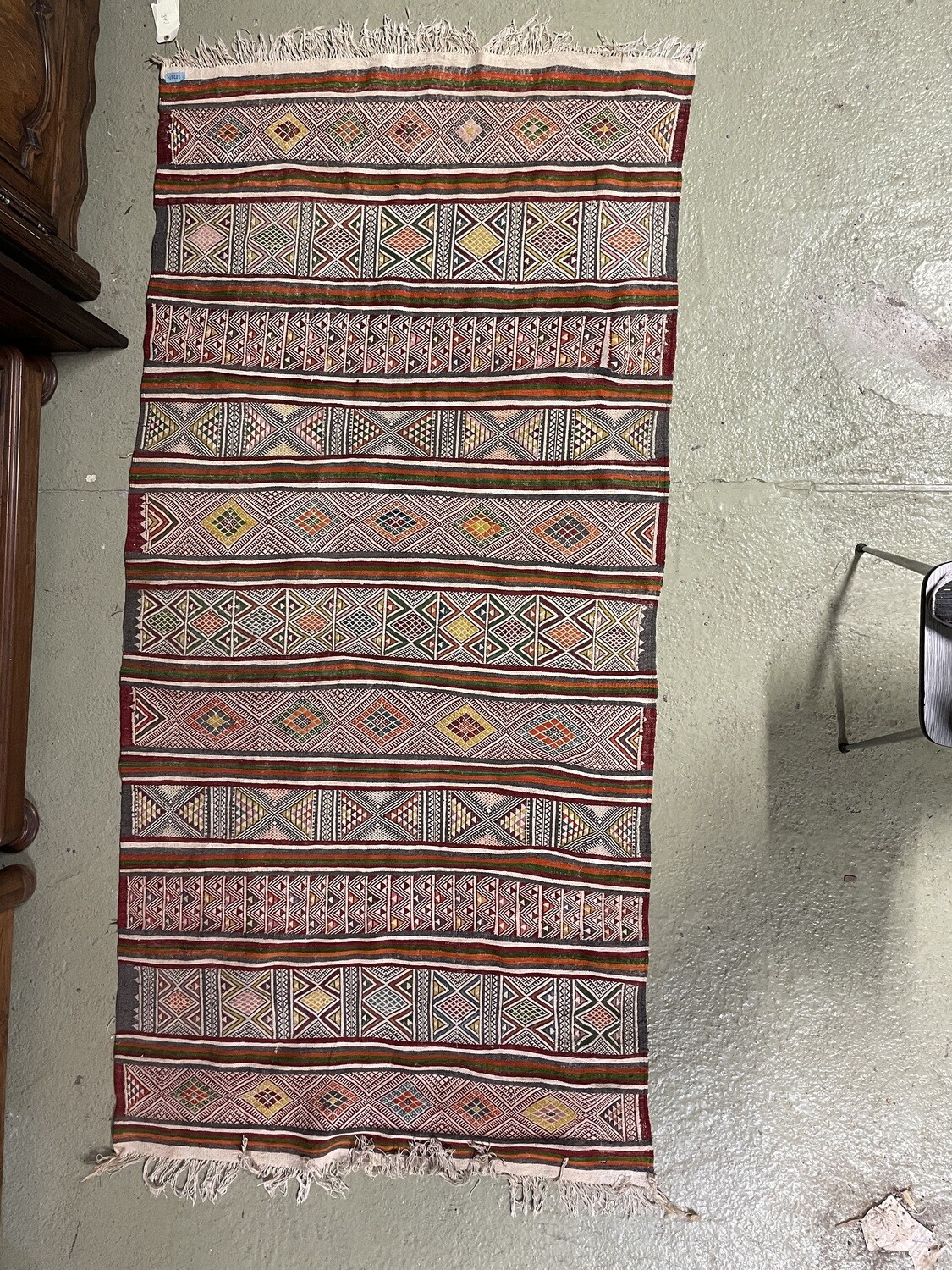 Tapis en laine polychrome à décor géométrique. 300 x 200
