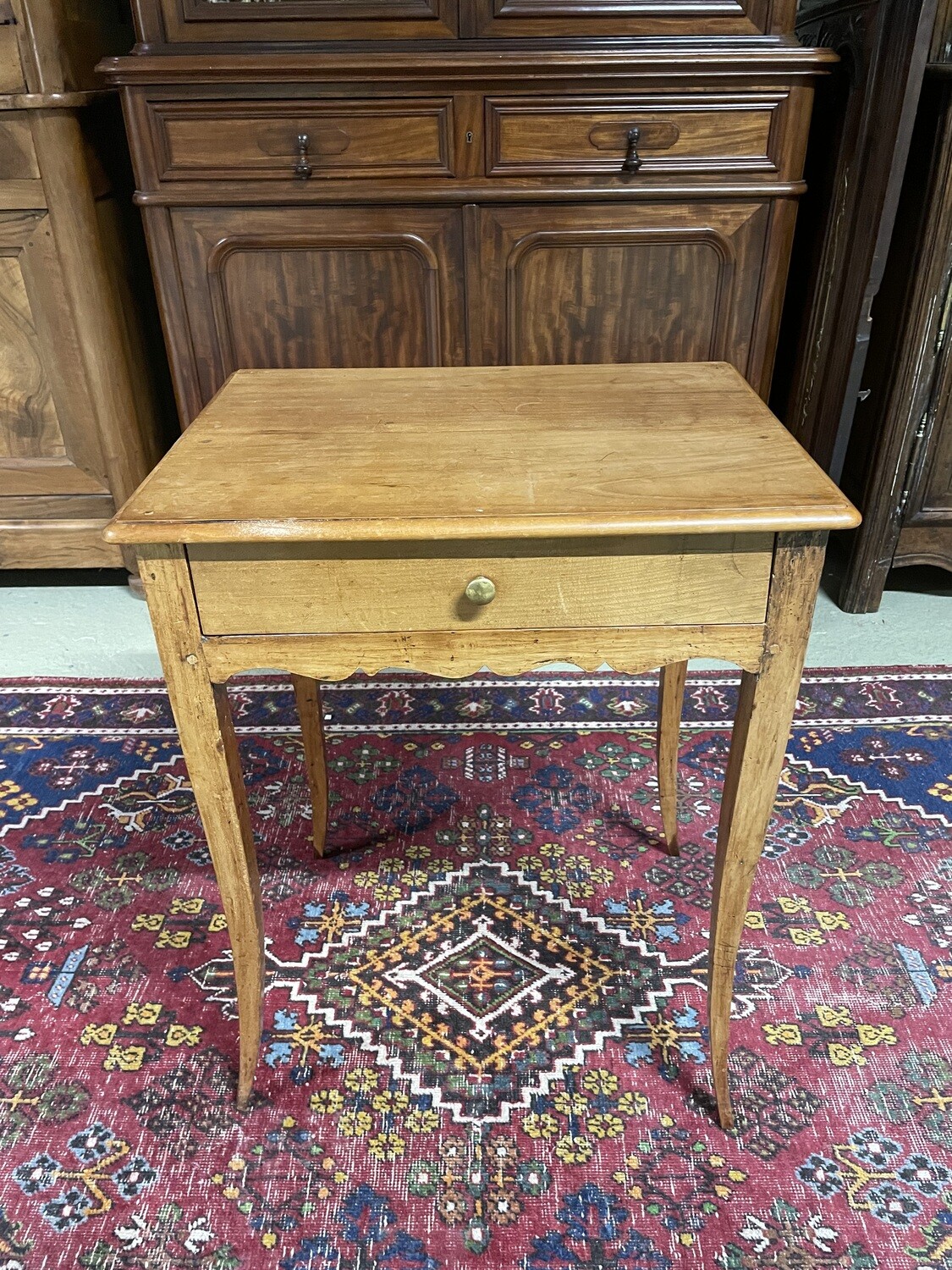 Petite table en merisier à un tiroir en ceinture. Fin XIXème - début XXème -  H-68.5 l-53 L-41.5