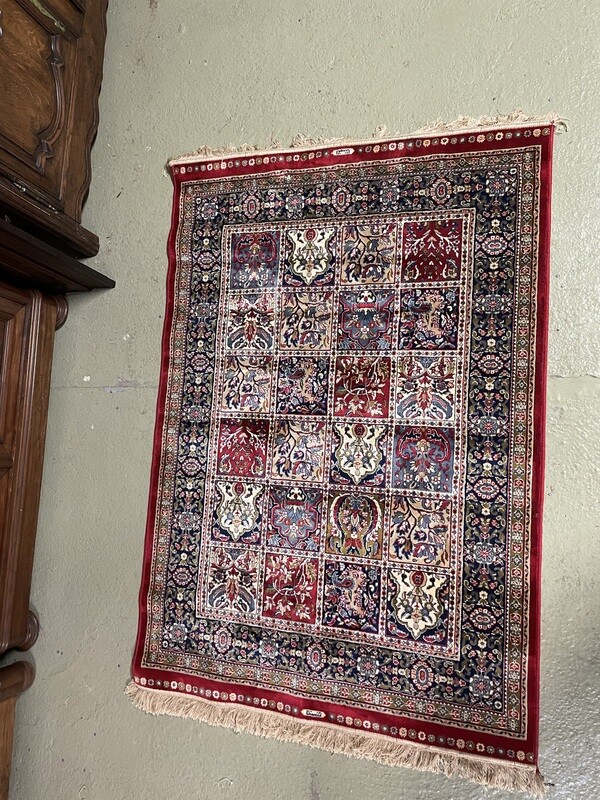 Tapis oriental en laine à décor de caissons, signé en bordure. 170 x 120
cm. env.