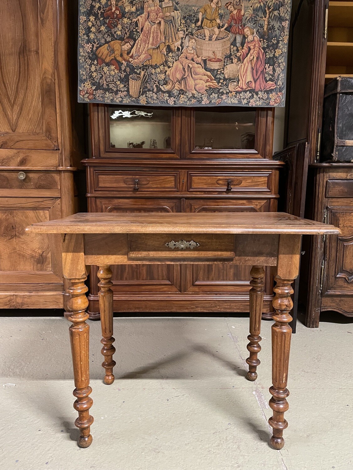 Petite table écrire en noyer à un tiroir en ceinture, pieds cannelés. XIXème - 72 x 89 x 53.5 cm.