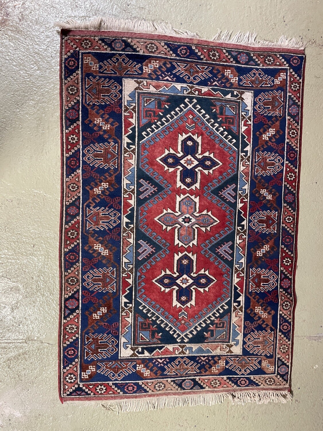 Tapis Turc en laine a fond rouge - 180 120 cm.