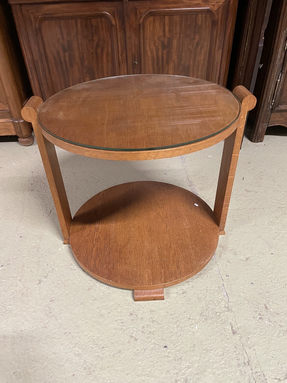 Charmant et pratique guéridon en chêne clair rond  avec deux plateaux. Art déco - 1930/40 - h : 56.5 cm et D : 59.5 cm.