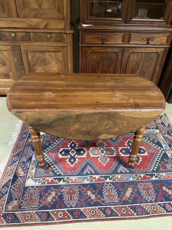 Table à volets en noyer à quatre pieds. H-71 D-115