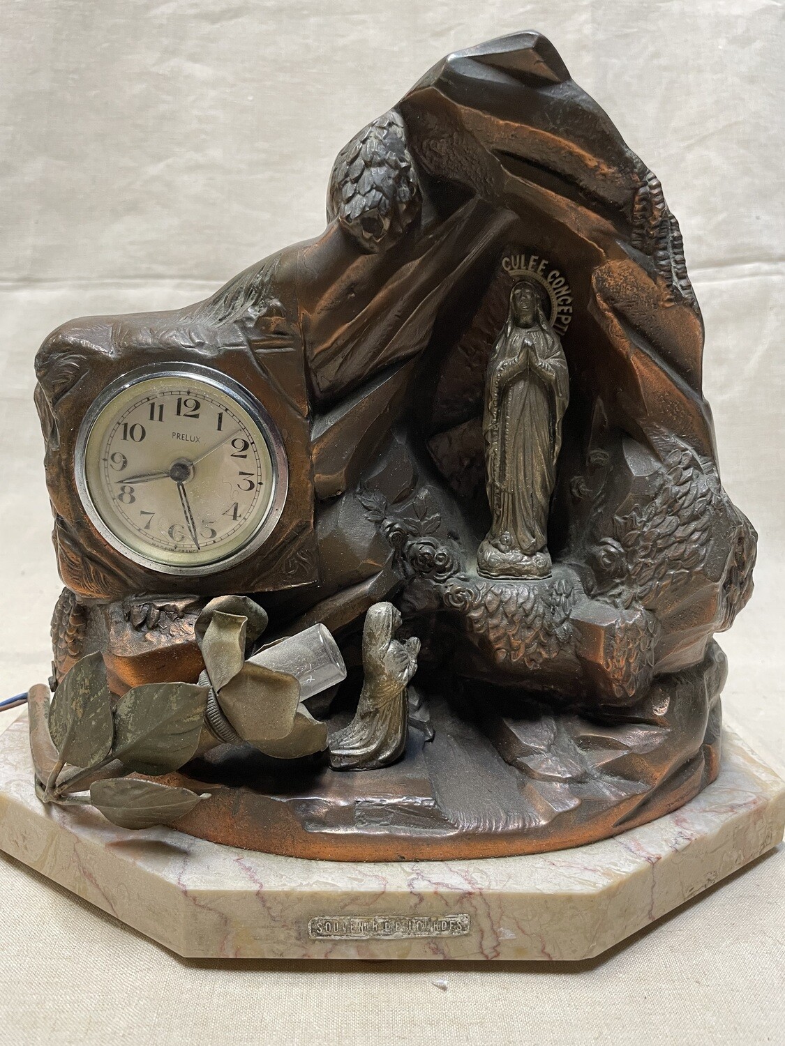 Souvenir de Lourdes: pendulette veilleuse en régule sur base marbre
figurant Ste Bernadette à la grotte - hauteur : 24 cm