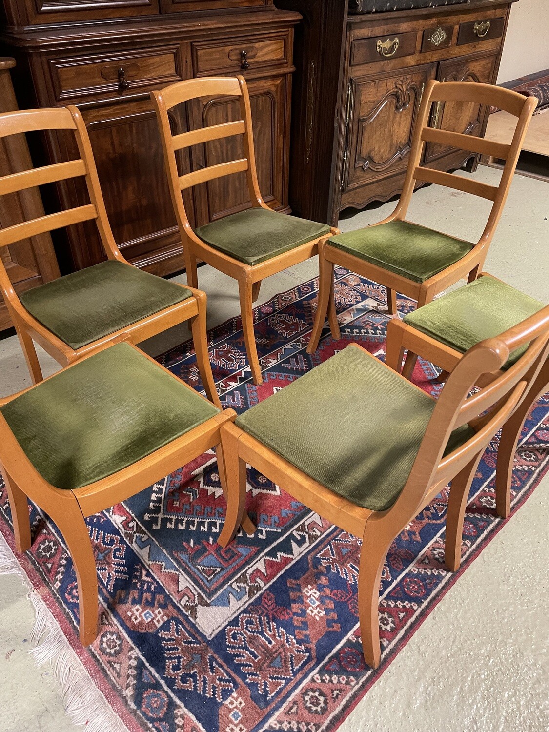 Suite de six chaises en bois clair. H-86