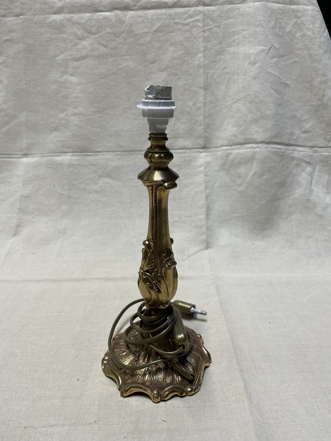 Pied de lampe en laiton de style rocaille. H-33