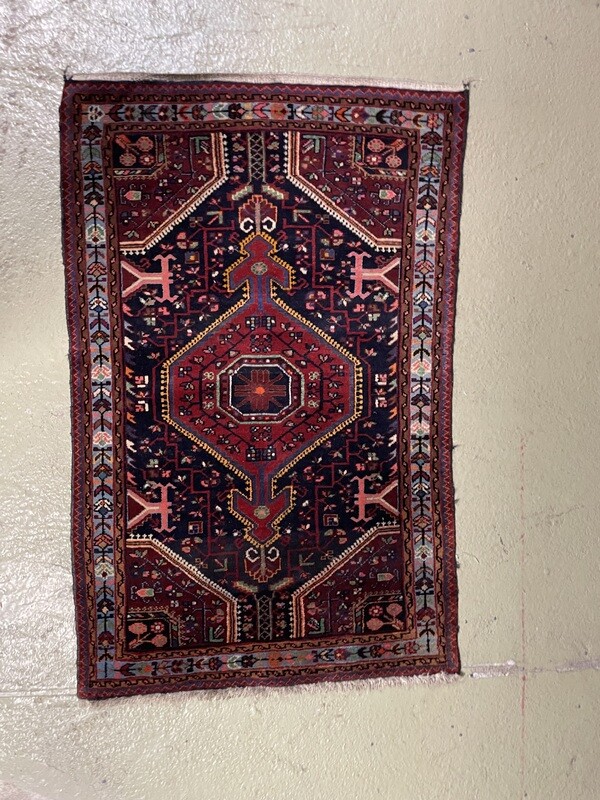 Tapis en laine à décor géométrique et zoomorphe, 158x106 cm.