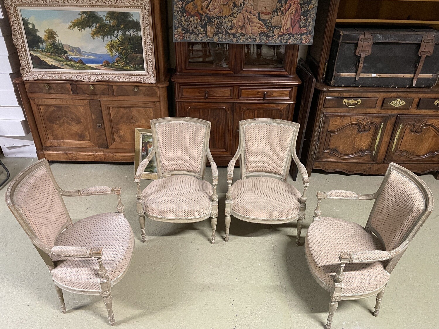 Suite de quatre fauteuils en bois sculpté et mouluré laqués gris, garniture
de velours. Epoque Directoire. H-87