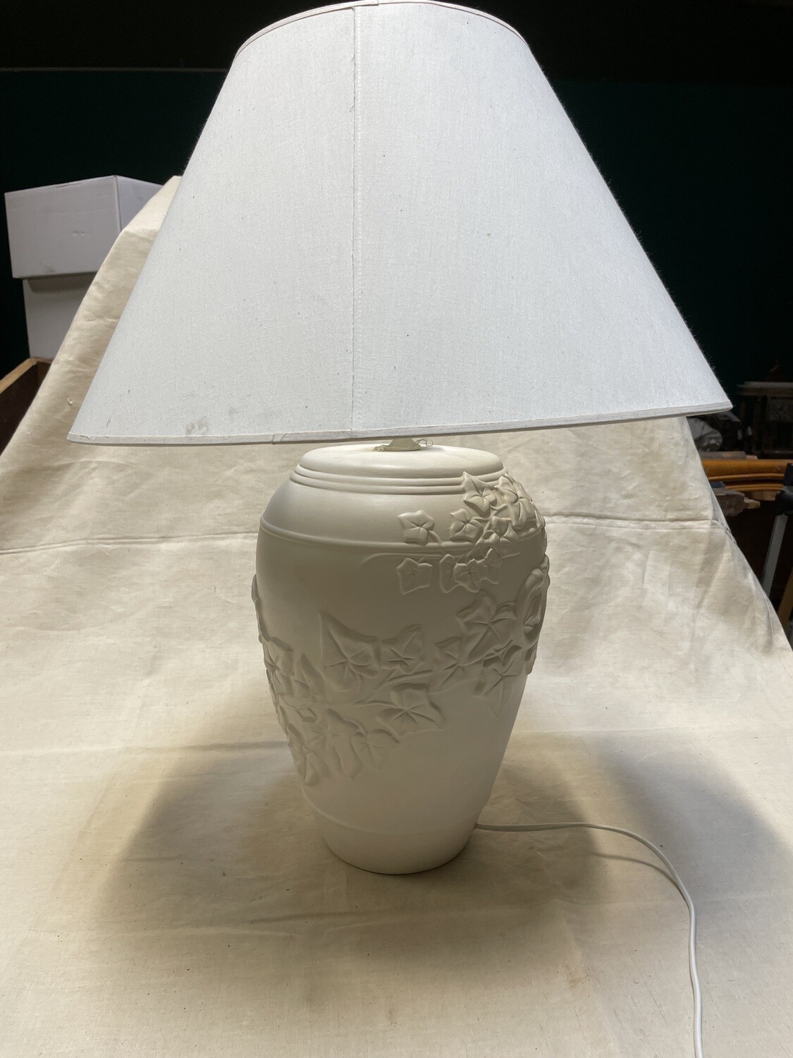 Lampe en faïence blanche avec un décor floral H-45