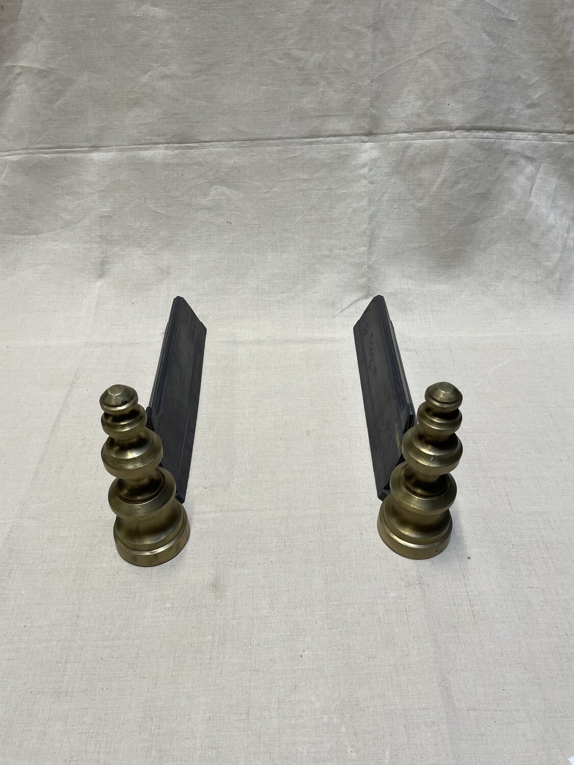 Paire de chenets en fonte de fer et bronze. l-38 H-19
