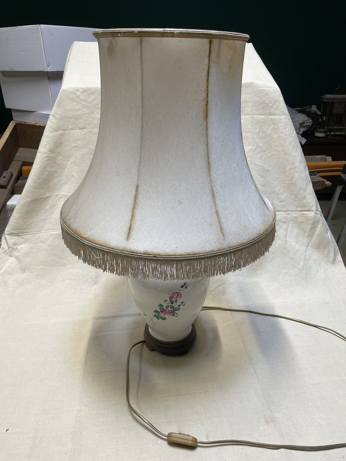 Lampe en faïence blanche avec un décor floral coloré. H-41