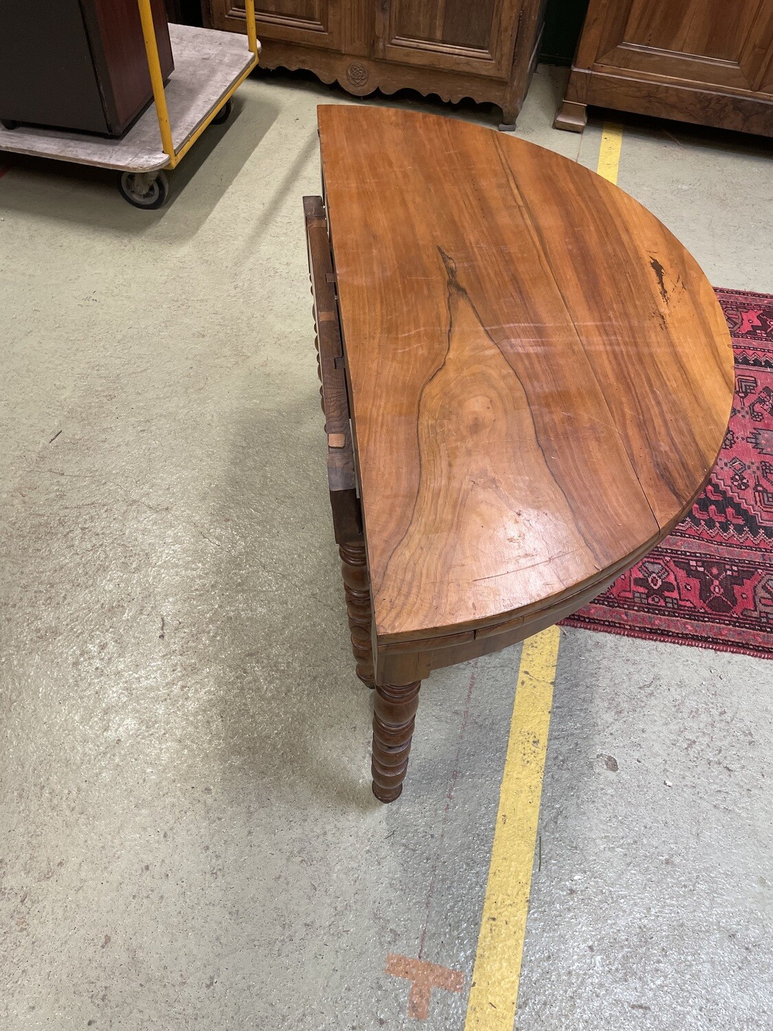Table à sept pieds en noyer pouvant former console, XIXème siècle (vendue avec trois rallonges) - H-72 D-122