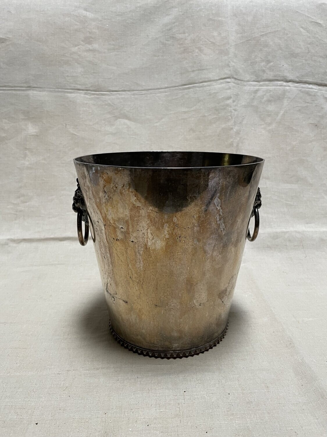 Magnifique seau à champagne en métal argenté aux têtes de lion - Hauteur 20 cm et Diamètre 20 cm