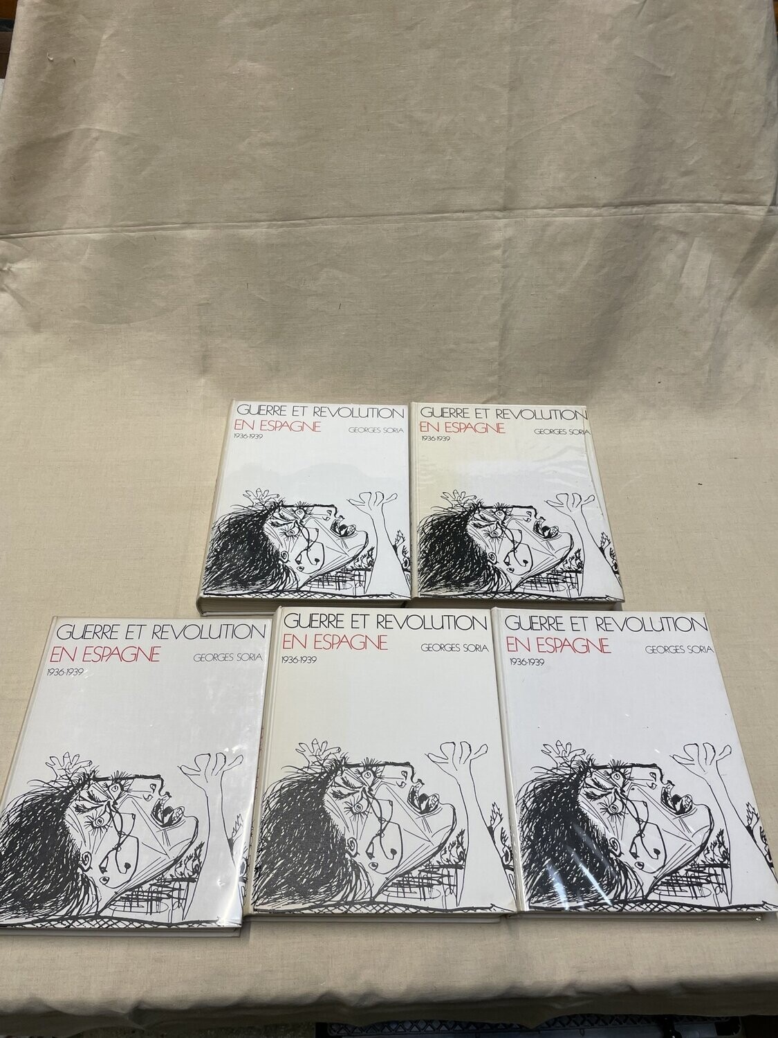 Cinq livre Guerre et révolution en Espagne du TOME 1 au TOME 5 avec un Port folio comprenant des affiches républicaines, des gravures de Picasso et dessin d'André Masson.