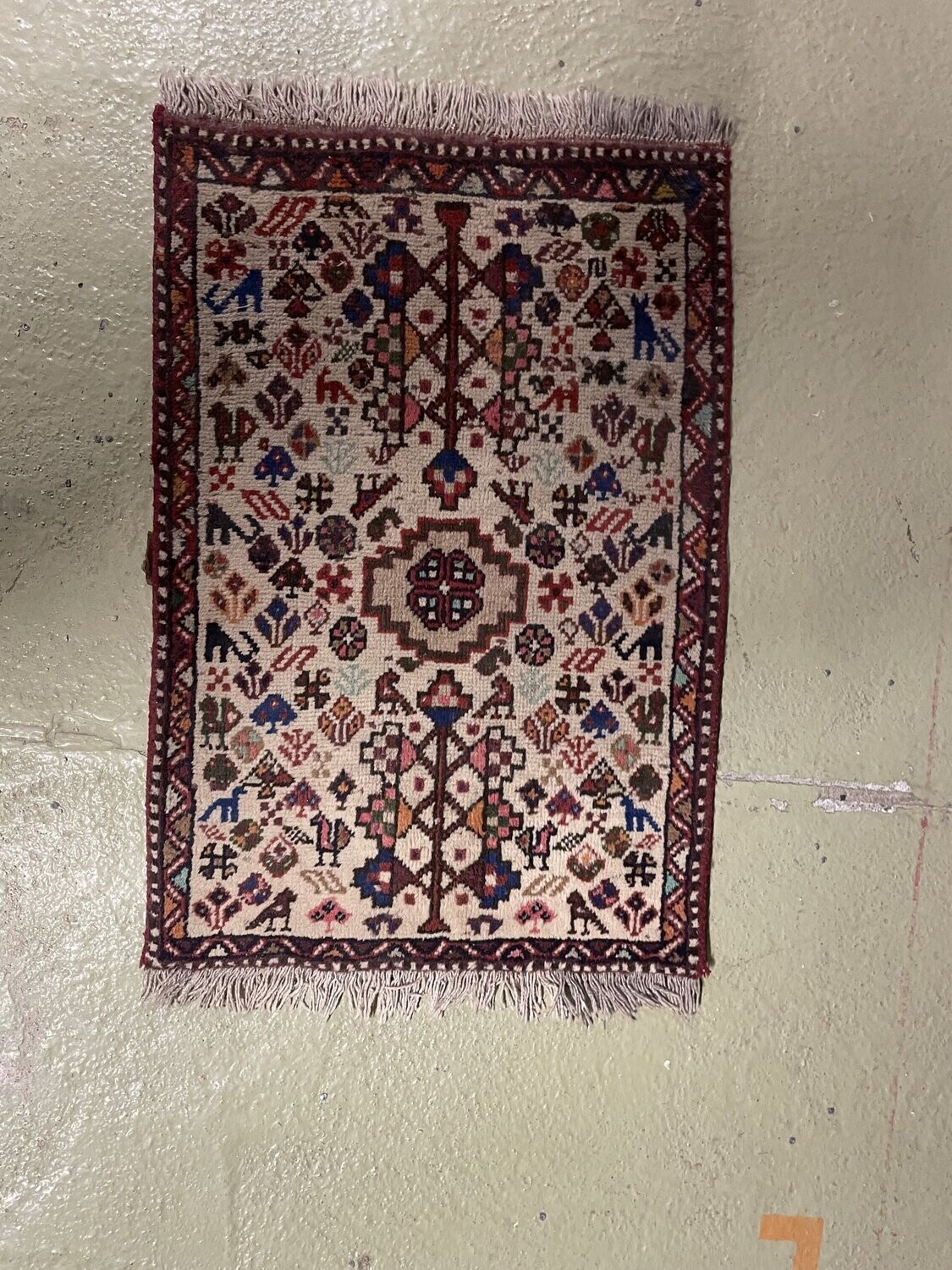 Tapis en laine à décor géométrique 100 x 70 cm.