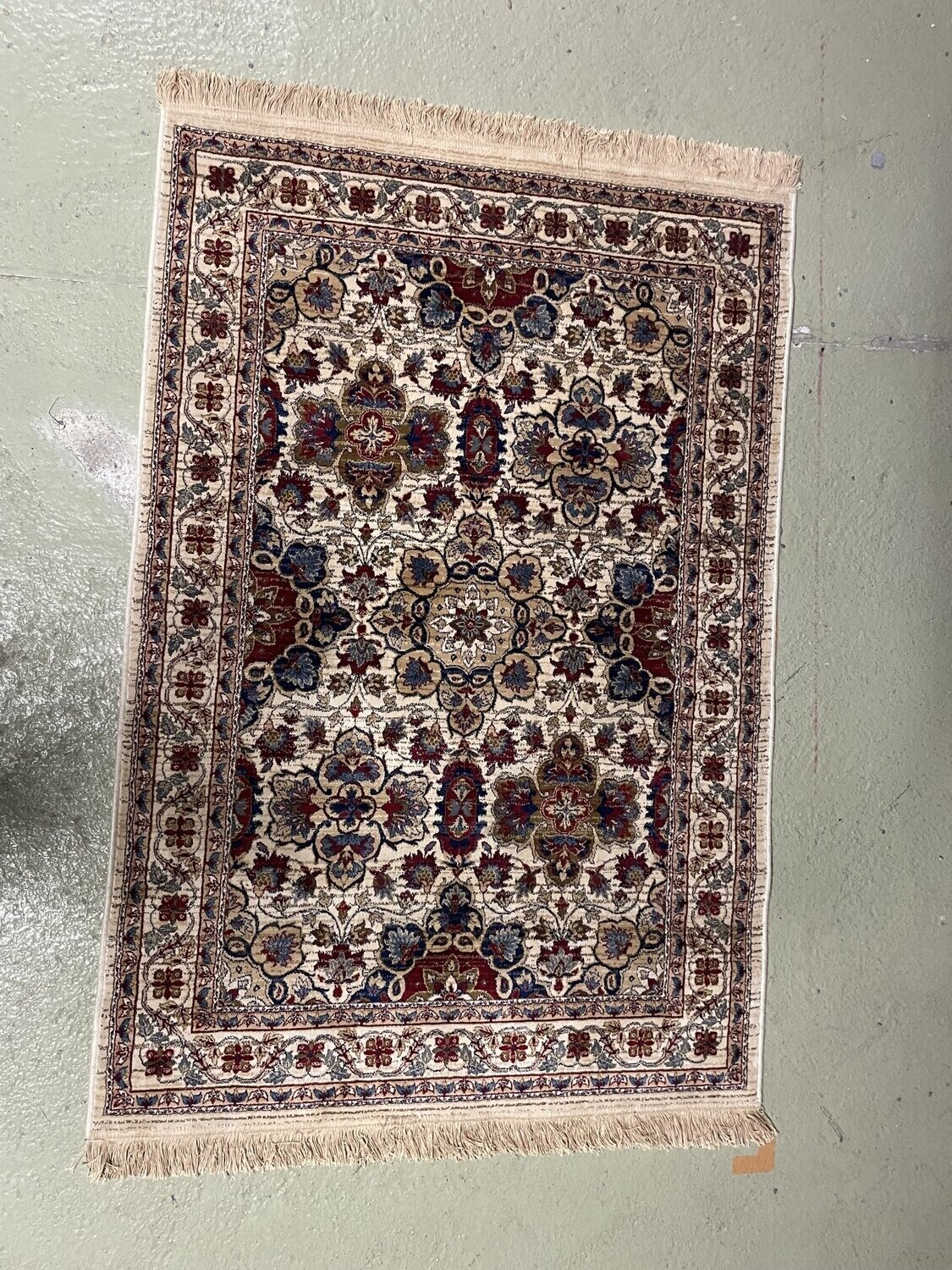 Tapis soyeux à quatre médaillons floraux fond crème. 115 x 170