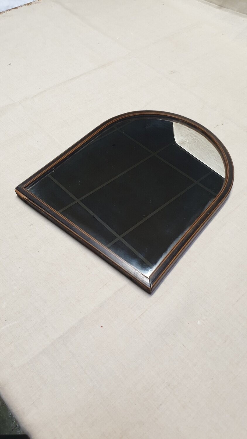 Miroir de coiffeuse en bois naturel et filets de marqueterie, la partie supérieure arrondie. - Epoque XIXe siècle