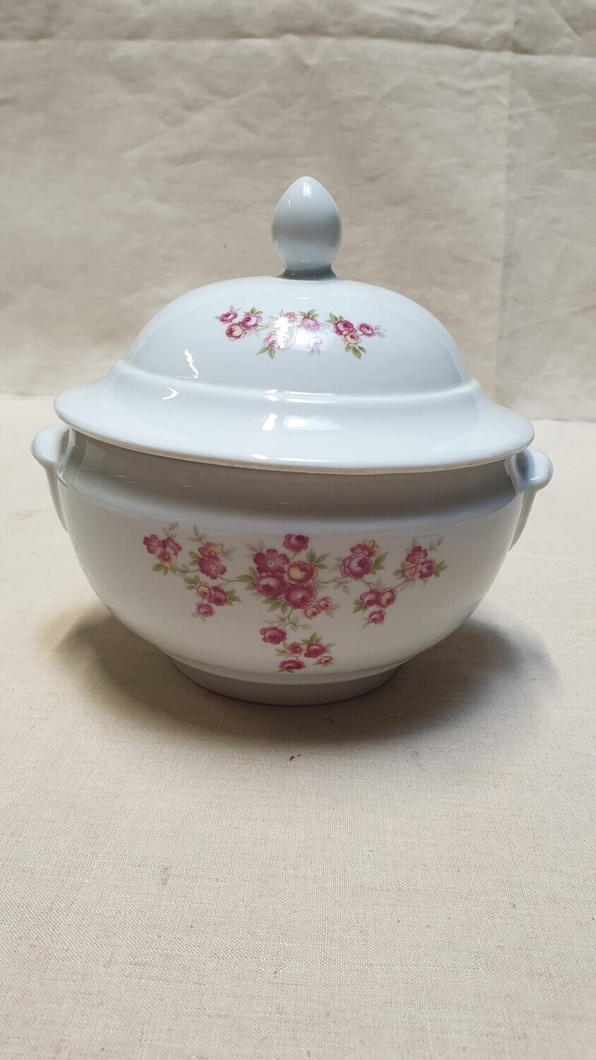 Boite en porcelaine avec des fleurs rouges. H-17 D-16