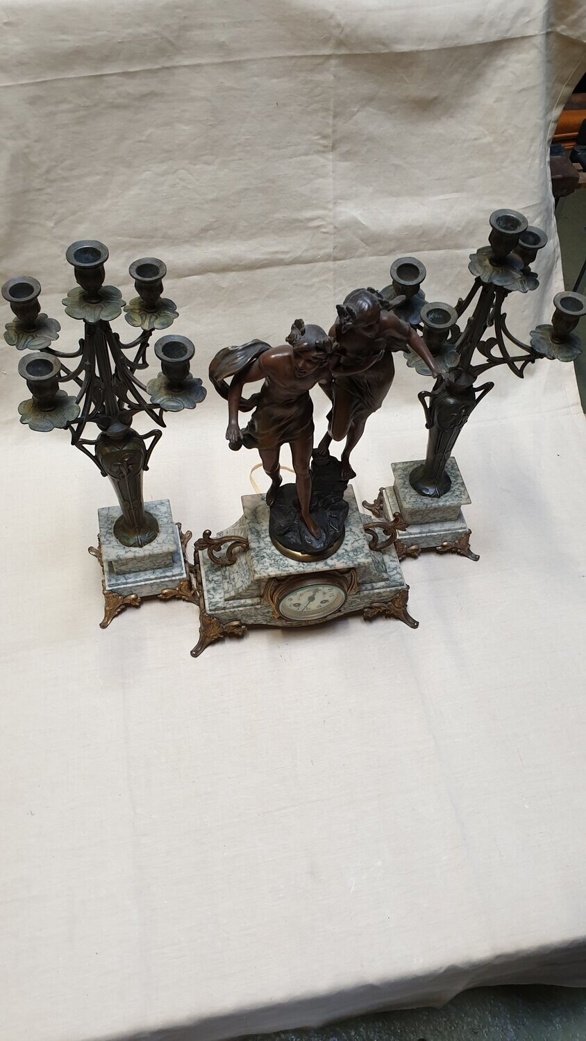 Garniture de cheminée en régule, monture marbre gris veiné, décor d'après Dorlot "Dans les roseaux", signé sur la terrasse - Hauteur 57.5 cm