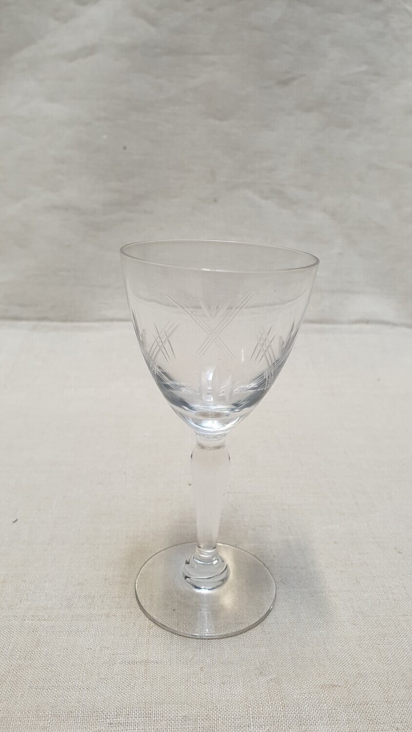 Service de verres à pieds en verre à décor ciselé comprenant : 15 verres a digestif