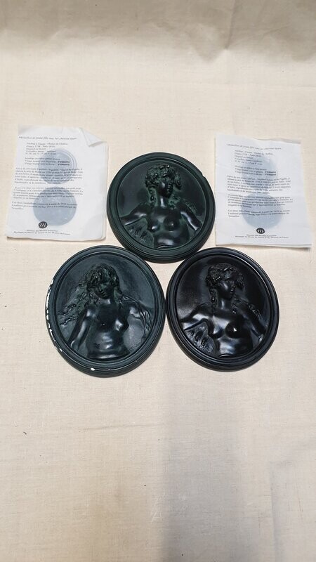 Trois médaillons en plâtre à patine verte représentant des jeunes femmes en bas-relief, d’après CLODION,  H-19.5