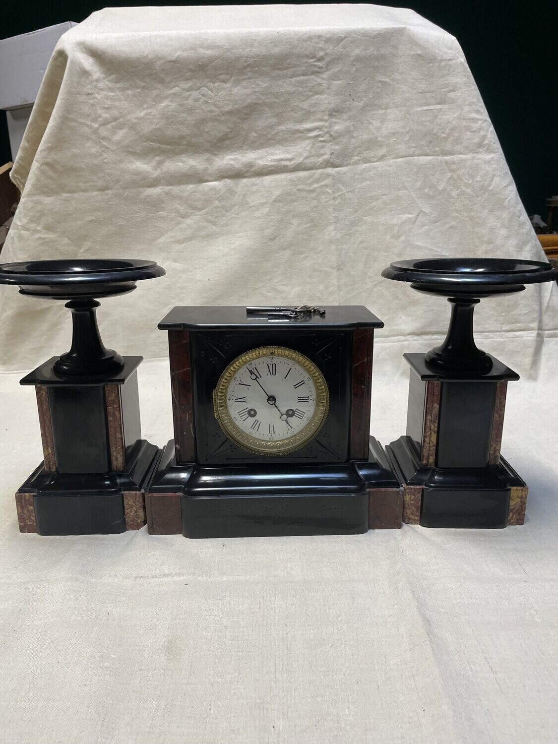 Garniture de cheminée en marbre noir et rouge avec paire de baguiers rapportés - Hauteur des baguiers -26cm Largeur de la pendule - 26cm